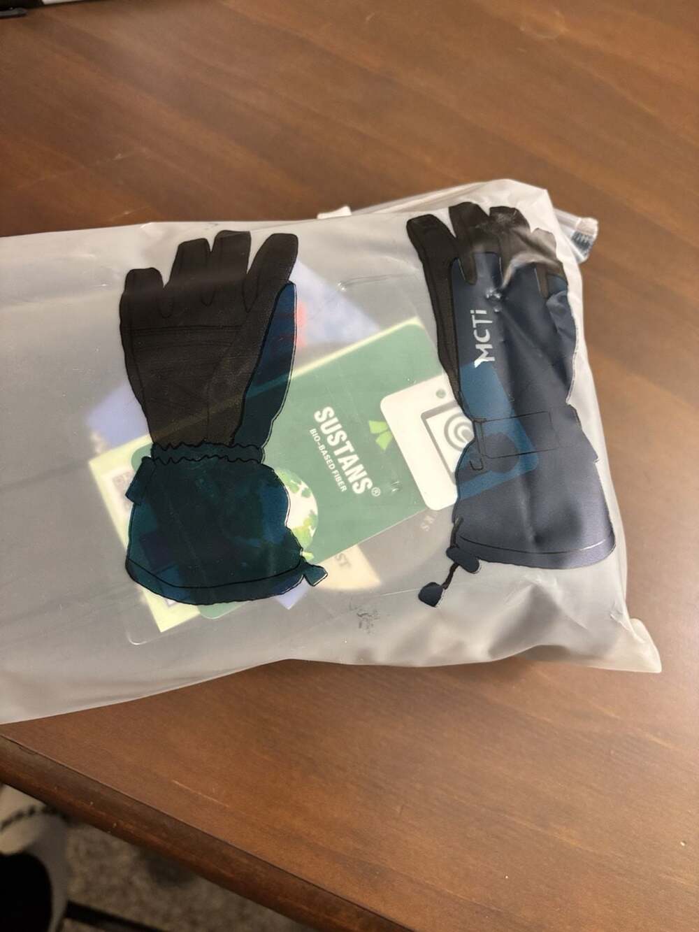Ski gloves and head warmer set